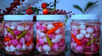 Cách ngâm hành tím giòn ngon, hết hăng