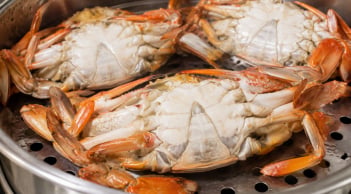 Hấp cua ghẹ nên lật úp hay để ngửa?
