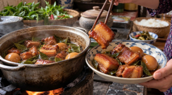 Loại lá kho cùng thịt lên màu cánh gián, mềm tan
