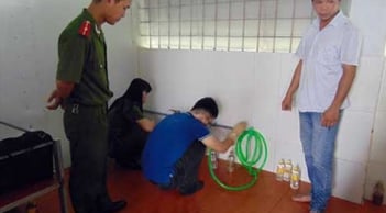 Hãi hùng công nghệ nước lã trộn axít thành dấm 'Quê hương'