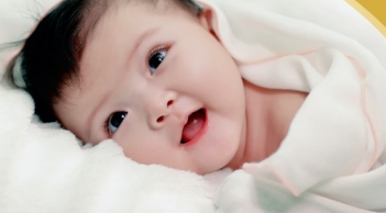 4 hiện tượng sinh lý bé gái sơ sinh thường gặp