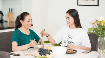 Hoa hậu Tiểu Vy xinh đẹp nấu ăn bên mẹ nhân ngày Quốc tế Phụ nữ 8/3
