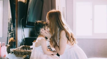Nếu không muốn con gái lớn lên khổ về tình, mẹ hãy dạy con 3 bài học sâu sắc sau