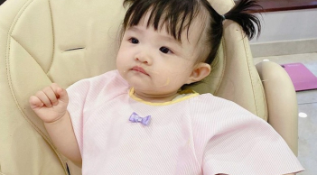 Biểu cảm 'hoang mang' nhưng đầy hưởng thụ của con gái Đông Nhi sau khi ăn no khiến fan thích thú