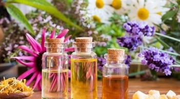 Bật mí cách làm nước hoa xịt phòng cho bà bầu cực thơm, dễ chịu