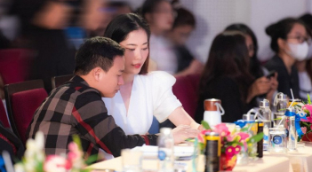 Chồng Nam Em livestream thách thức dân mạng, người đẹp tuyên bố một câu 'xanh rờn'