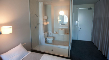 Vì sao phòng tắm khách sạn thường sử dụng kính trong suốt? Tưởng mất sự riêng tư hoá ra có nhiều lợi ích