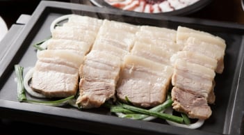 Luộc thịt nước sôi hay nước lạnh đều được: Chỉ cần thả thêm thứ này vào thịt trắng tinh, mềm tan không khô cứng
