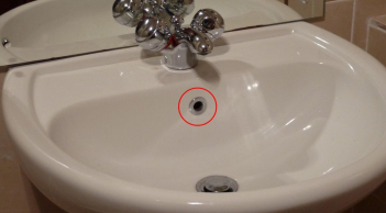 Vì sao bồn rửa mặt thường thiết kế một lỗ tròn nhỏ? Chỉ là ngẫu nhiên hay dụng ý của nhà sản xuất?