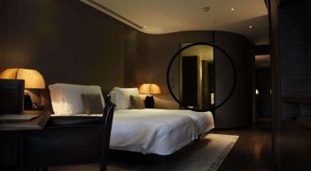 Vì sao nên bật đèn phòng vệ sinh khi ngủ qua đêm trong khách sạn? Có 4 lợi ích rất cần thiết