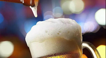 Mùa hè uống bia: Rót bia có bọt hay không có bọt là ngon nhất?