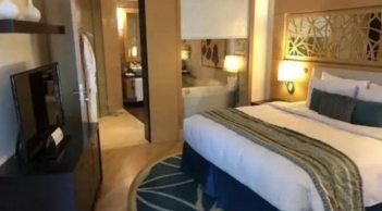 Tại sao lại có mảnh vải trải ngang giường trong phòng khách sạn? Công dụng đặc biệt, nhiều người vẫn chưa biết