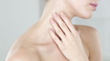 Mẹo khắc phục da cổ sạm đen giúp da căng bóng, mịn màng