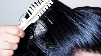 Tóc dầu nên gội đầu bao nhiêu lần 1 tuần?