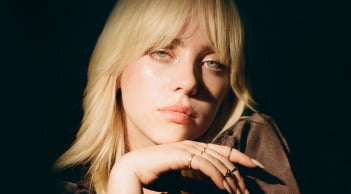 Billie Eilish tiết lộ quy trình trang điểm giúp cô sở hữu vẻ ngoài tự nhiên, tươi tắn