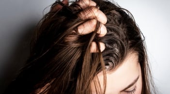 Tóc dầu có nên gội đầu hàng ngày không?