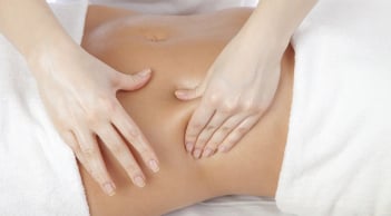 Mách nàng cách massage giảm mỡ bụng trước khi ngủ đúng chuẩn