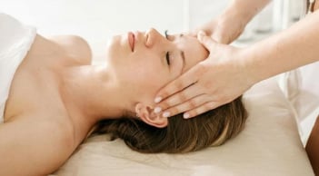 5 phương pháp giúp bạn giảm sưng phù hiệu quả và lấy lại vẻ rạng rỡ cho khuôn mặt