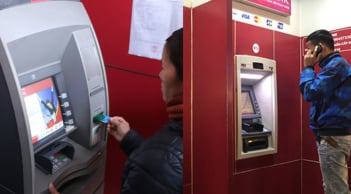 Cảnh giác chiêu lừa đảo mới xuất hiện từ tháng 1/2025 rút tiền tại cây ATM bị mất sạch tiền, người dân chú ý