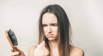 4 mẹo chuyên trị rụng tóc cực đơn giản