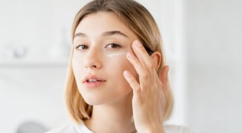 Sự khác nhau giữa kem dưỡng ẩm ban ngày và ban đêm, nàng nên biết để chăm sóc da hoàn hảo nhất