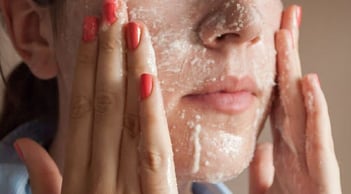 Cẩm nang cần biết để luôn tẩy da chết an toàn cho người da dầu mụn