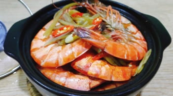 Hấp tôm chỉ bỏ nước và sả thôi là dại: Bỏ thêm thứ lá này vào tôm đỏ au, ngọt lịm