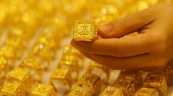 Giá vàng 1/5: Tiếp tục ‘neo’ cao kỷ lục, chuyên gia dự báo ra sao về xu hướng?