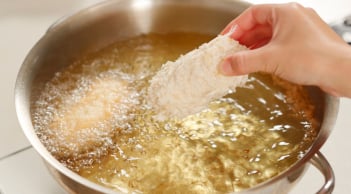 3 mẹo của đầu bếp thông minh giúp chiên cá rán thịt vàng giòn ngon, không văng bắn dầu nhờ thứ này