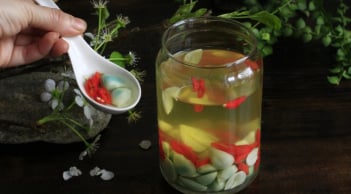Tỏi ngâm giấm cho thêm 1 thứ vào, tỏi giòn ngon, không lo chuyển màu xanh