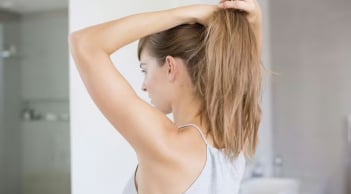 Không ngờ 1 kiểu buộc tóc ai cũng thích lại gây rụng tóc và hàng loạt thói quen xấu hủy hoại da và tóc