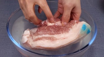Ngâm thịt vào nước lã vừa lâu vừa nhạt thịt: Đây là cách để thịt rã đông nhanh, bổ dưỡng