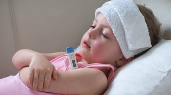 COVID-19 tái bùng phát: Bác sĩ cảnh báo nếu trẻ nhỏ có dấu hiệu này cần đi khám ngay chớ chần chừ
