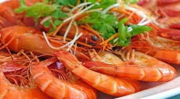 Luộc tôm ngon chuẩn: Thả ngay nắm lá này, tôm đỏ au, ngọt thịt không thể chối từ!