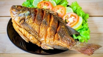 Bí quyết rán cá vàng giòn, không bắn dầu, không sát chảo với nguyên liệu đơn giản