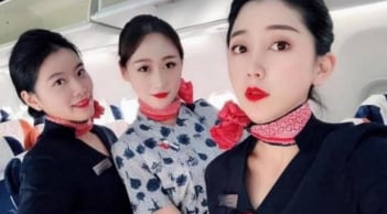 Vì sao tiếp viên hàng không chỉ mặc váy, không bao giờ mặc quần? Sự thật bất ngờ
