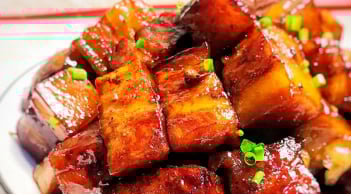 Thả thứ này vào nấu thịt kho tàu: Thịt lên màu đẹp mắt, nhanh nhừ ăn không ngán