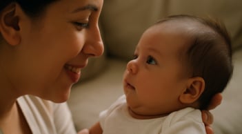 3 hành động nhỏ xíu của trẻ sơ sinh khiến mẹ “tan chảy”: Con đang nói con yêu mẹ đấy