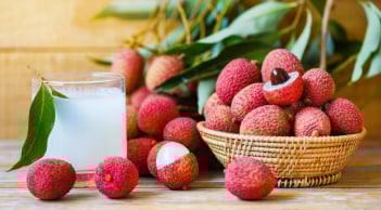 Bí quyết ăn vải thả ga không bị nóng, không mọc mụn