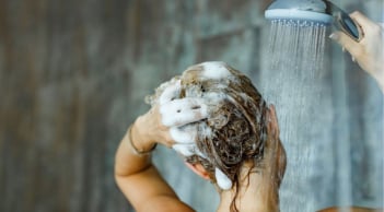 Bác sĩ cảnh báo: Một chất trong dầu gội đầu có thể gây rụng tóc, hói đầu sau những sản phẩm 'tự nhiên'