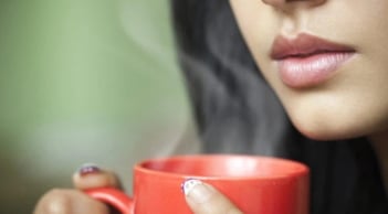Khi bạn biết được 3 lợi ích tuyệt vời này, bạn sẽ uống ngay 1 cốc nước ấm trước khi đi ngủ