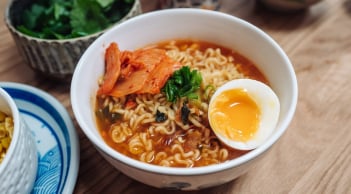 Ăn mỳ tôm cứ áp dụng cách này: Lợi ích nhân đôi, không lo hại người