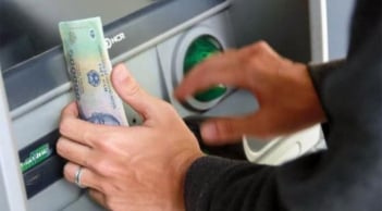 Hạn mức rút tiền thay đổi: Người dân được rút tối đa bao nhiêu tiền?