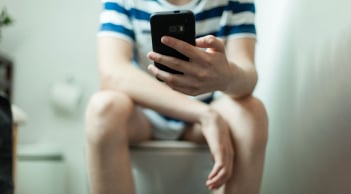 Rơi 13cm ruột ra ngoài vì dùng điện thoại trong toilet 2 tiếng: 5 tác hại khi dùng điện thoại lúc đi vệ sinh