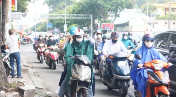 Từ nay: Dừng xe mặc áo mưa không đúng quy định sẽ bị xử phạt và bị trừ 10 điểm giấy phép lái xe