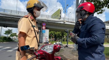 Từ nay, vợ chồng đi xe của nhau, không chính chủ có bị xử phạt tới 8 triệu không?