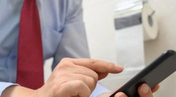 Dùng điện thoại khi đi vệ sinh gây hại sức khỏe: Những lý do khiến bạn muốn từ bỏ thói quen ngay lập tức