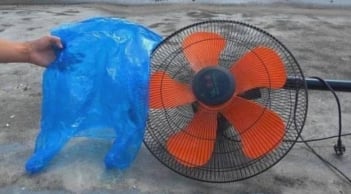 Mẹo vệ sinh quạt không cần tháo lồng: Chỉ với 1 túi nilon, sạch bong trong 5 phút