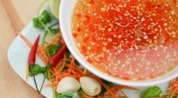 Cách pha nước mắm chua ngọt để lâu, tỏi ớt nổi đẹp mắt, chấm gì cũng ngon