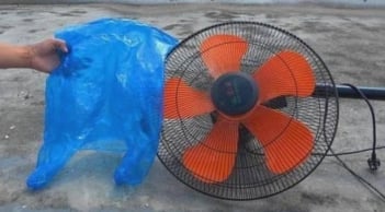 Mẹo dùng túi nilon vệ sinh quạt sạch như mới, không cần tháo lồng, ai cũng làm được